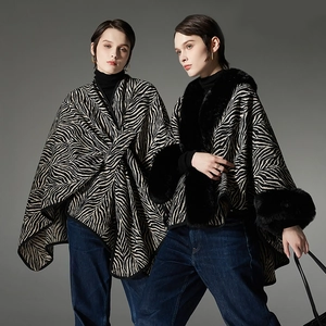 Poncho in maglia zebrata da donna con cappuccio e bordo in finta pelliccia nera invernale