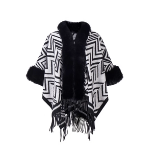 Cape poncho en maille pour femme avec motif géométrique noir et blanc et fausse fourrure