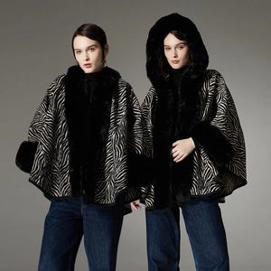 Mantella con cappuccio da donna con stampa zebrata e bordo in peluche invernale