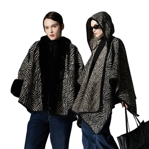 Mantella con cappuccio da donna con stampa zebra e bordo in ecopelliccia morbida
