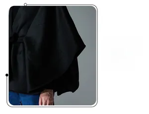 Détail de la couture fine et du tissu en laine mélangée noire à double face