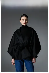 Détail d'un manteau châle noir en laine double face avec ceinture et manches chauve-souris