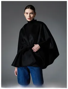 Détail du châle noir en laine double face pour femme avec une ceinture élégante nouée
