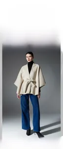 Details des beigen Woll-Schals mit Gürtel und weiten Ärmeln für Damen im Herbst