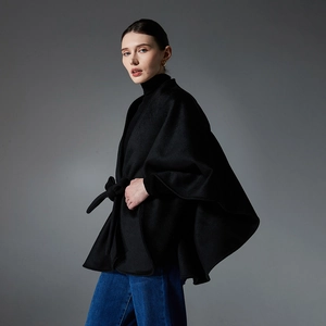 Cape élégante en laine noire double face avec ceinture pour un style d'hiver minimaliste