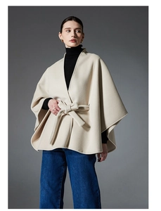 Detailansicht des beigen Wollcapes mit Taillengürtel und weicher Stofftextur für Damen
