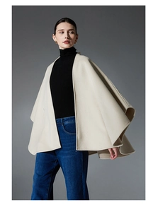 Detailansicht des beigen Taillengürtel-Ponchos mit hochwertiger Wolltextur für Damen
