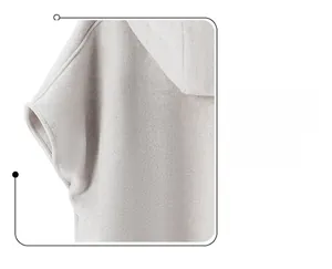 Gros plan sur la texture du châle en laine gris clair et les coutures de l'ourlet