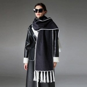 Cappotto invernale nero da donna in pelle con bordi in shearling e sciarpa con frange