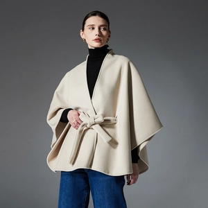 Eleganter beiger Woll-Cape-Mantel für Damen mit Bindegürtel und Wickeldesign im Studio-Set