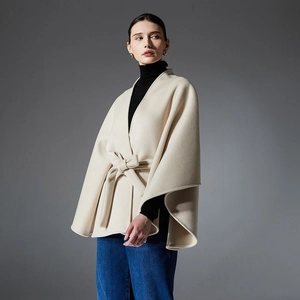 Damen Poncho-Mantel in Beige mit Taillengürtel und eleganter Oversize-Silhouette