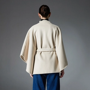 Eleganter beiger Wollmantel mit Gürtel für Damen, stilvolle Rückansicht Studioaufnahme