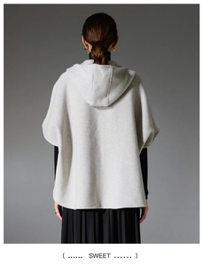 Vue arrière d'un poncho en cachemire gris clair à capuche avec un drapé élégant