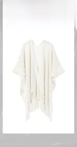 Détails du châle en tricot ajouré blanc avec motifs géométriques et franges longues