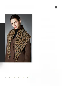 Sciarpa con stampa leopardata alla moda abbinata a un classico cappotto marrone doppiopetto