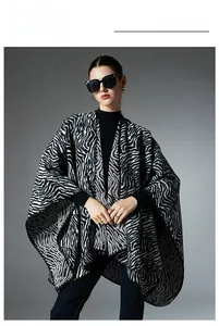 Vista dettagliata della mantella in maglia da donna con motivo zebrato nero e bianco