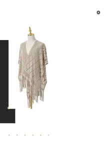 Détail d'un châle en maille ajourée avec motif géométrique et franges élégantes