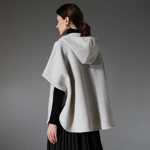 Élégant poncho à capuche en laine gris clair pour femmes avec silhouette ample stylée