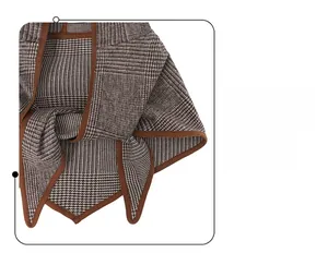 Détail rapproché du motif pied-de-poule tricoté avec des bords ourlés marron de qualité