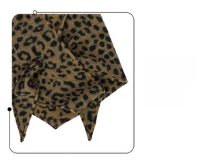 Dettaglio ravvicinato della sciarpa leopardata double-face con cuciture e trama felpata