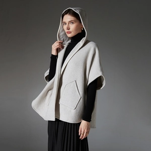 Manteau cape à capuche pour femme en mélange de laine gris clair à poches