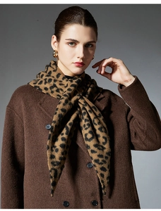 Dettaglio di sciarpa leopardata double-face con consistenza morbida e fibre di qualità