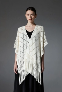Détails de ce châle en maille ajourée à losanges avec de longues franges élégantes