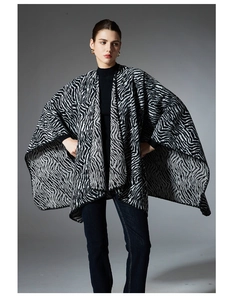 Texture dettagliata della maglia di una mantella a motivo zebrato bianco e nero