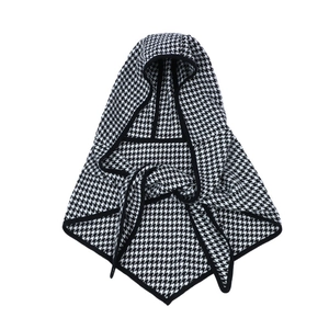 Vue détaillée du châle en tricot pied-de-poule noir et blanc avec capuche intégrée