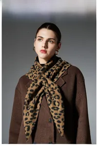 Dettaglio di sciarpa leopardata abbinata a un cappotto di lana per la moda invernale