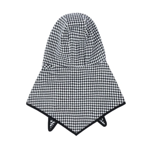 Détail de l'écharpe balaclava en tricot pied-de-poule noir et blanc avec liseré noir fin