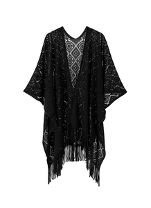 Détails d'un châle en maille crochetée noire avec motifs géométriques et finitions frangées