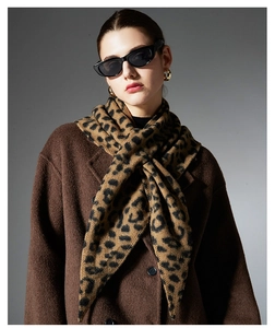 Dettaglio sciarpa in maglia leopardata abbinata a cappotto in lana marrone scuro