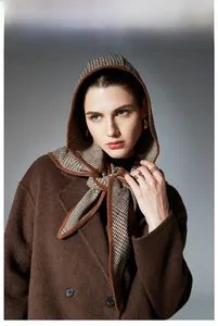 Détail de l'écharpe triangulaire à capuche pied-de-poule avec manteau en laine marron
