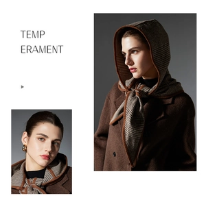 Détail de l'écharpe balaclava à carreaux avec un manteau en laine marron
