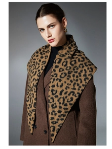 Dettaglio della trama di una sciarpa leopardata double-face con cappotto