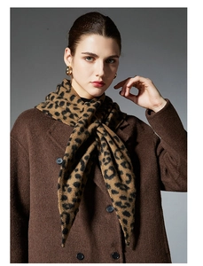 Dettaglio della sciarpa in maglia leopardata abbinata a cappotto in lana marrone