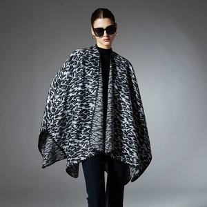 Chic leopard print crossover shawl for women in grey and black knitted fabric