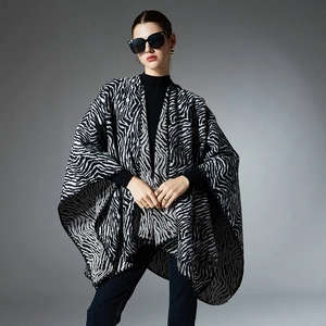 Mantella in maglia da donna con motivo zebrato bianco e nero e vestibilità comoda