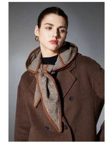 Vue détaillée d'un manteau en laine marron avec une écharpe chic au motif pied-de-poule