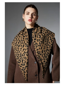 Dettaglio ravvicinato della sciarpa leopardata double face con trama e finiture cucite