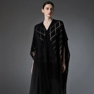 Châle noir élégant en maille ajourée avec franges, étole de printemps pour femmes