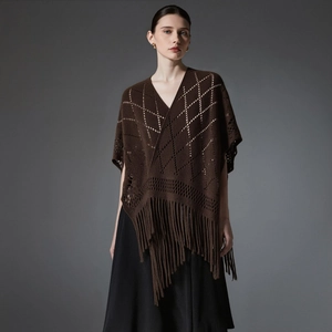 Poncho en maille ajourée marron foncé avec franges et motifs en losanges