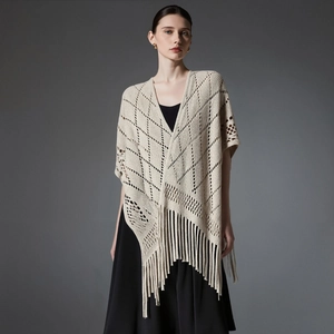 Châle en maille ajourée beige avec motifs losanges et longues franges élégantes