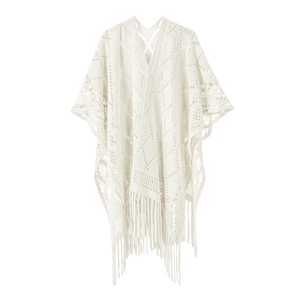 Poncho en maille ajourée beige avec col en V et longues franges de style bohème sur blanc