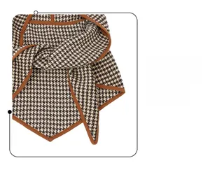 Gros plan d'une écharpe pied-de-poule marron et beige avec coutures de qualité supérieure