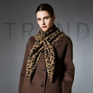 Sciarpa Scialle a Triangolo con Stampa Leopardata di Lusso da Donna in Poliestere Caldo Doppio Lato per Autunno Inverno Outdoor Casual