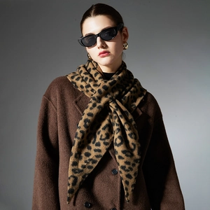 Sciarpa scialle in maglia con stampa leopardata classica da donna per l'autunno