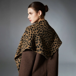 Sciarpa classica con stampa leopardata da donna indossata su un caldo cappotto