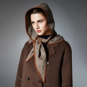 Écharpe à capuche pour femme avec motif à carreaux et bordure marron pour l'hiver